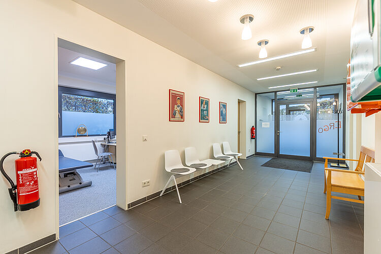 Wartebereich und Zugang zu den Therapieräumen der DRK Ergotherapie Wartezone mit Blick in den Therapiebereich der Ergotherapie Stadtallendorf