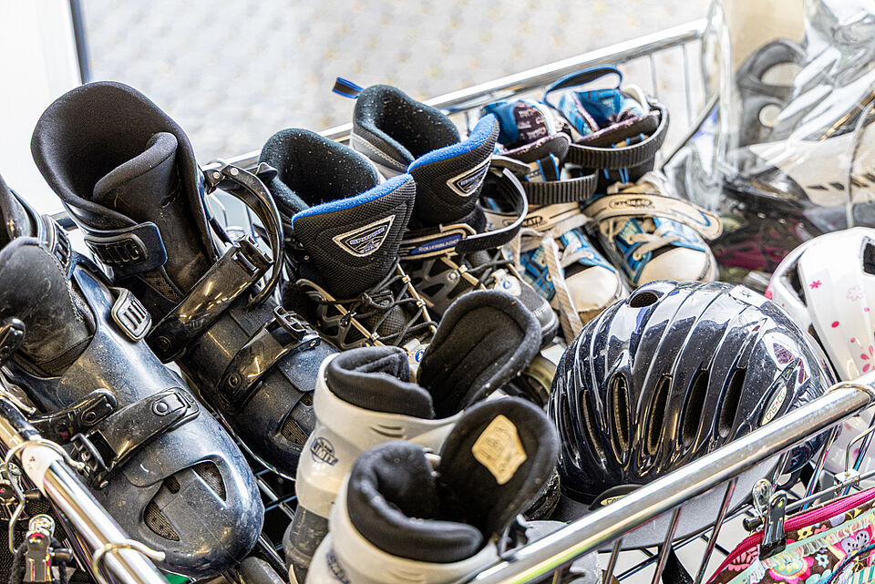 Sportartikel im DRK Kleiderladen Lollar Skischuhe und Helm im DRK Kleiderladen Lollar