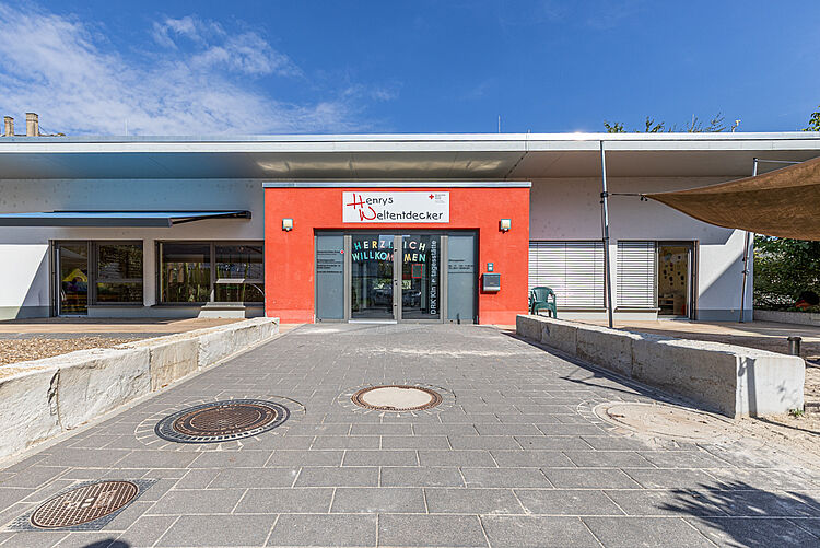 DRK-Kita „Henrys Weltentdecker“ in Gießen-West – Entdecken, Spielen, Lernen Eingang der DRK-Kita „Henrys Weltentdecker“ in Gießen-West