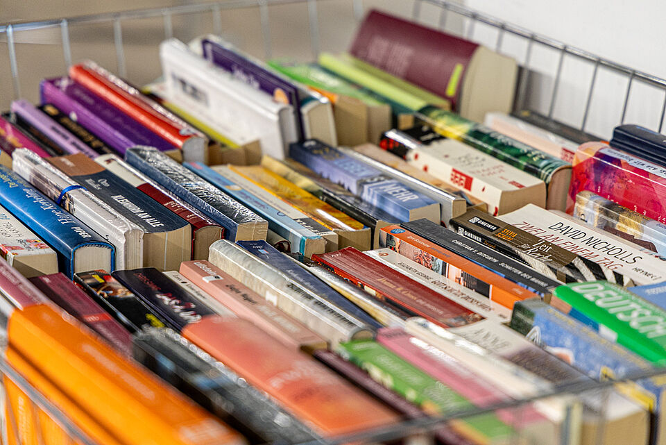 DRK Kleiderladen Stadtallendorf – Bücher Second-Hand Bücherregal mit Romanen im DRK Kleiderladen Stadtallendorf