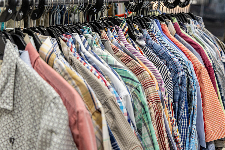 DRK Kleiderladen Marburg – Herrenhemden Second-Hand Kleiderstange mit karierten Hemden im DRK Kleiderladen Marburg