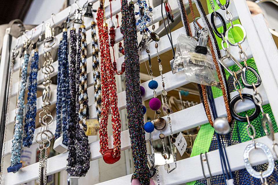 Schmuck und Accessoires im DRK Kleiderladen Gießen Bunte Ketten und Schmuckstücke im DRK Kleiderladen