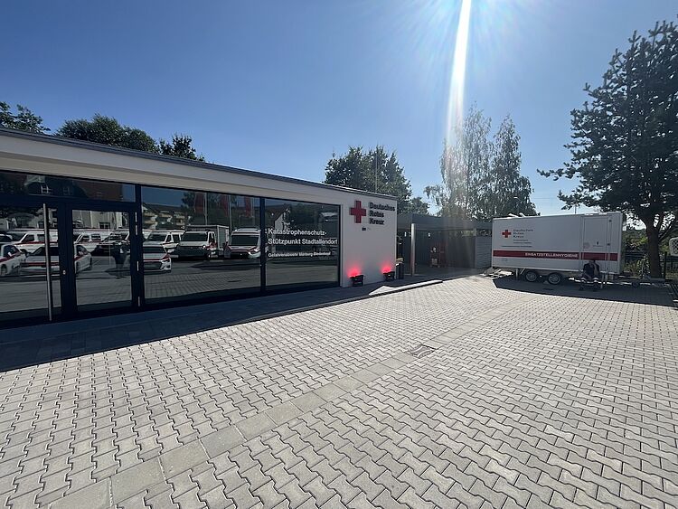 DRK Kursstandort Stadtallendorf – Katastrophenschutz und Erste Hilfe Gebäude des DRK Katastrophenschutz-Stützpunkts Stadtallendorf mit Einsatzfahrzeugen