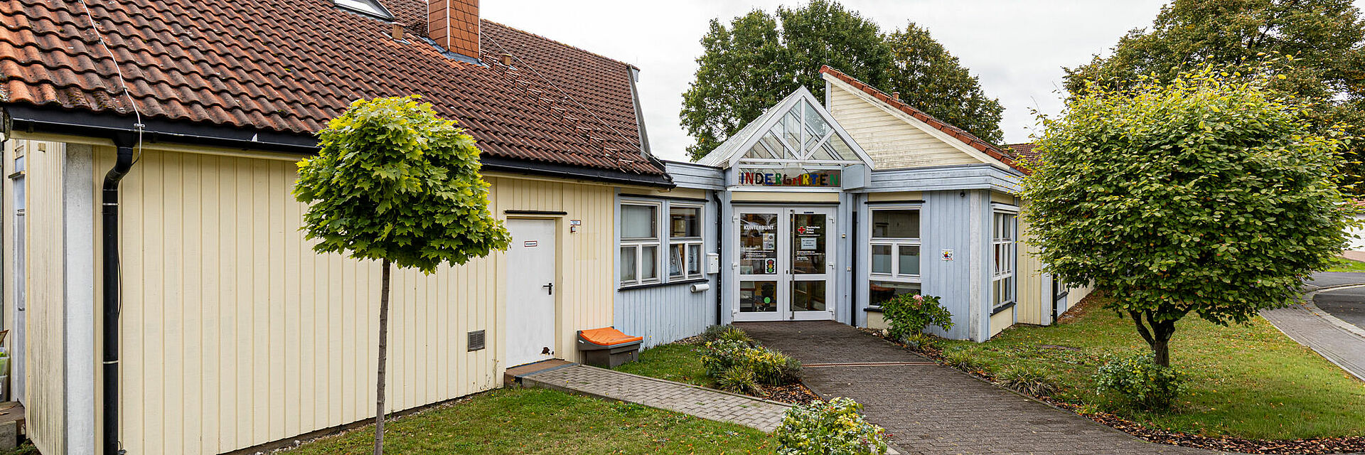 DRK-Kita „Kunterbunt“ Rabenau-Rüddingshausen – Außenansicht der Kindertagesstätte Außenansicht der DRK-Kita „Kunterbunt“ in Rabenau-Rüddingshausen mit Eingang und Gartenbereich