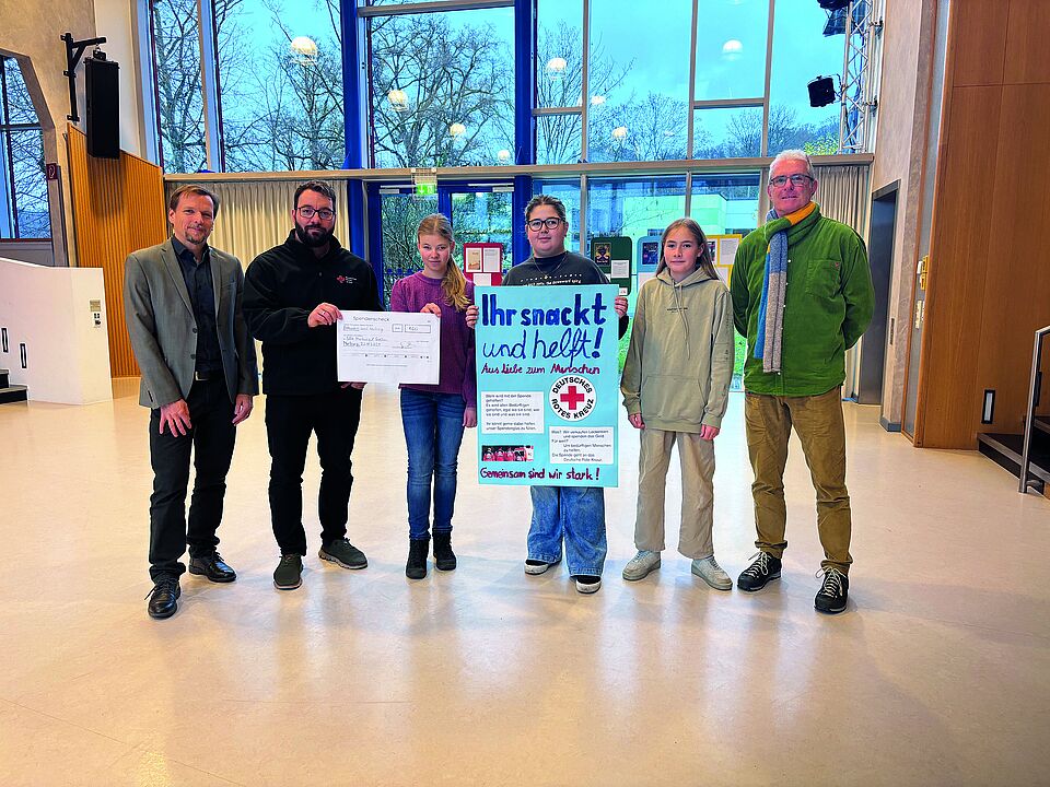 Engagement, das zählt: Schüler*innen der Carl-Strehl-Schule Marburg spenden für das DRK in Mittelhessen Schülergruppe der Carl-Strehl-Schule (blista) überreicht Spendenscheck an Vertreter des DRK-Kreisverbands Marburg-Gießen