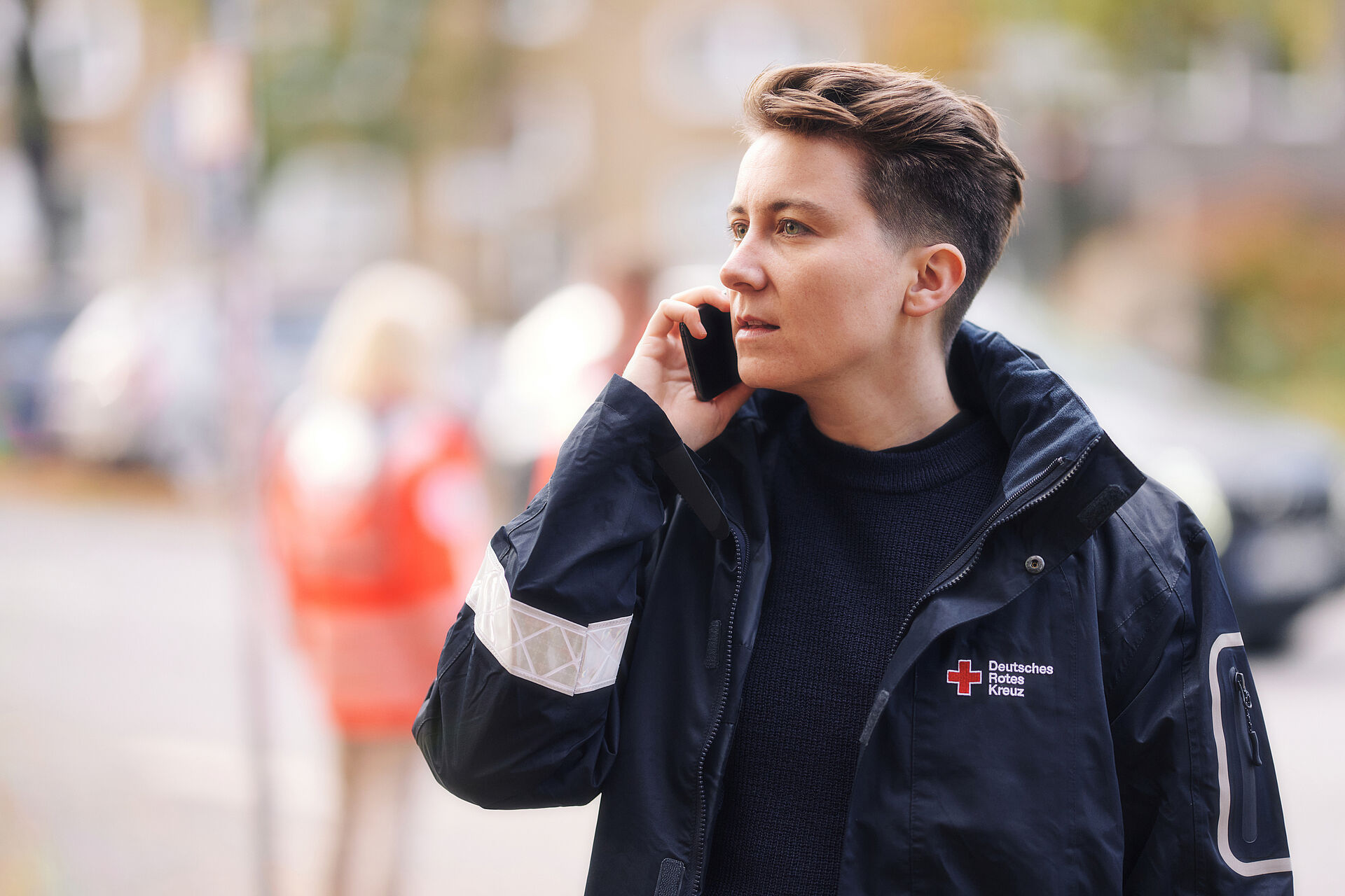 DRK Mittelhessen – Personenauskunftsstelle im EinsatzDRK-Mitarbeiterin im Einsatz, telefoniert und koordiniert Informationen im Hintergrund