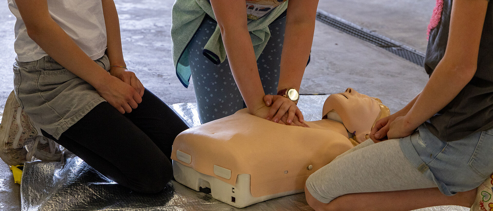 Schulsanitätsdienst: Schüler üben Herz-Druck-Massage mit dem DRK Schüler führen Reanimation an Übungspuppe durch