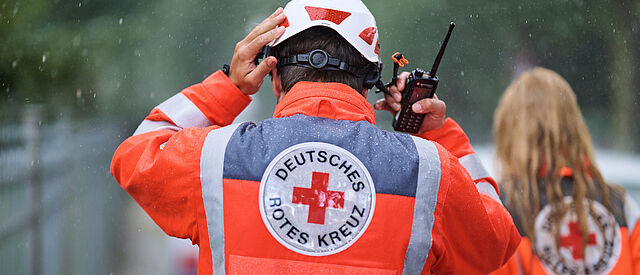 DRK Kurse Marburg-Gießen – Weiterbildung & Schulungen beim Roten Kreuz Mittelhessen DRK Einsatzkraft mit Funkgerät bei einer Schulung im Freien