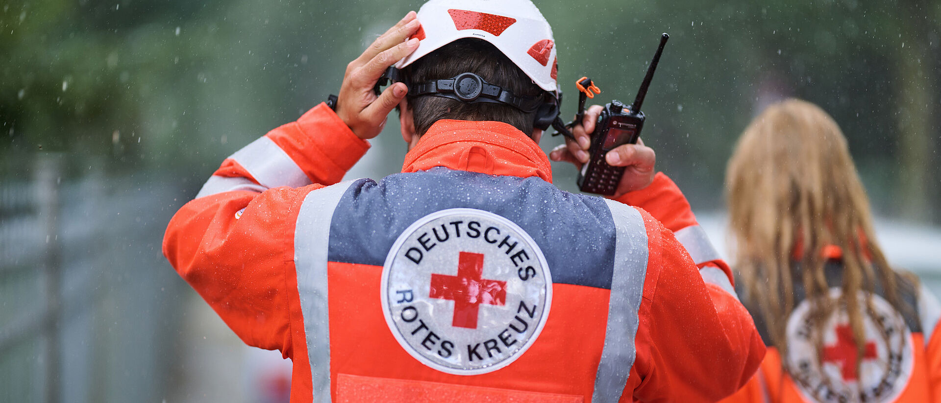 DRK Kurse Marburg-Gießen – Weiterbildung & Schulungen beim Roten Kreuz Mittelhessen DRK Einsatzkraft mit Funkgerät bei einer Schulung im Freien