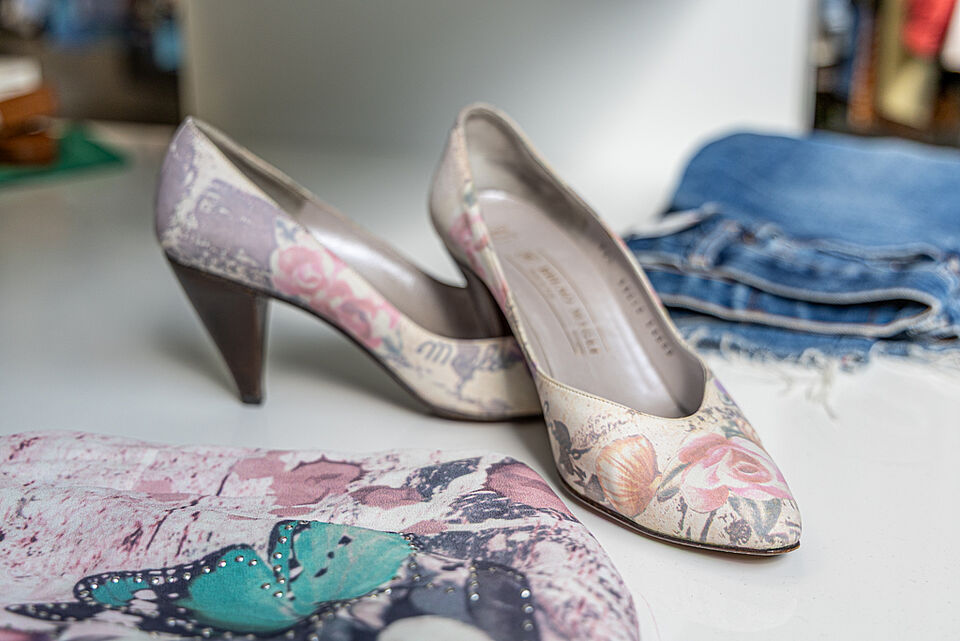 DRK Kleiderladen Marburg – Pumps Second-Hand Pumps mit Blumenmuster im DRK Kleiderladen Marburg