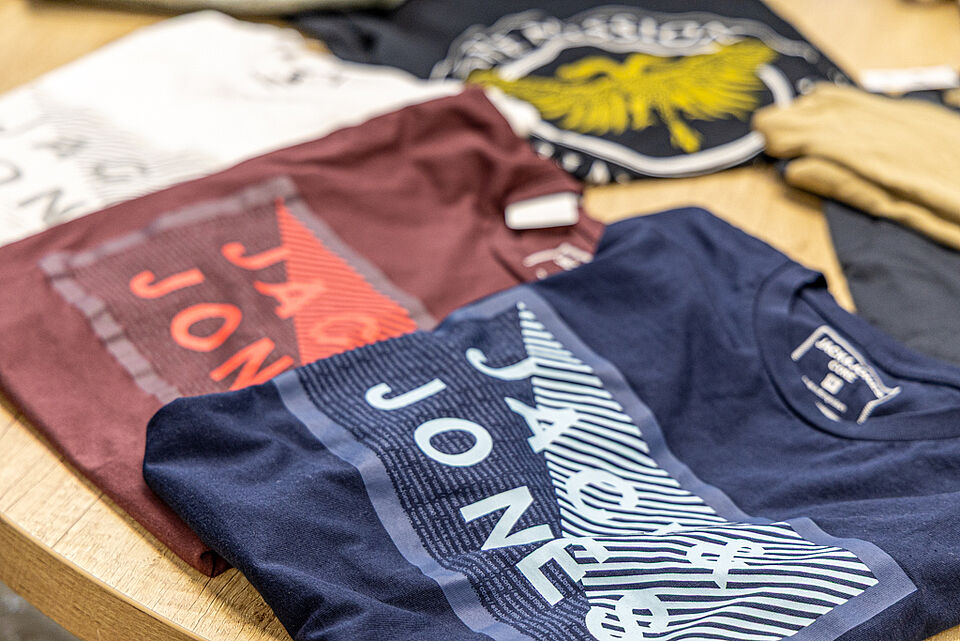 DRK Kleiderladen Marburg – Markenshirts Second-Hand Jack & Jones Shirts im DRK Kleiderladen Marburg