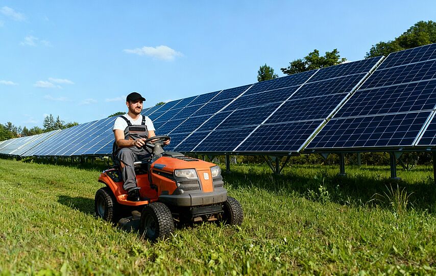 Reinigung von Solaranlagen – DRK Facility Service Mittelhessen Reinigung von Solarpanelen durch Fachkraft mit Tuch