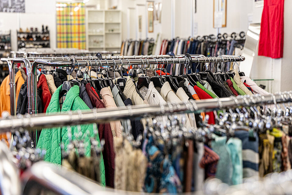 DRK Kleiderladen Lollar – Kleiderständer mit Jacken und Mänteln Kleiderständer voller Jacken im DRK Kleiderladen Lollar