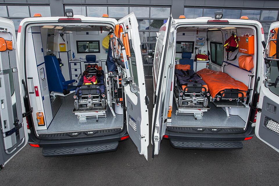 DRK Mittelhessen – Ausstattung moderner Einsatzfahrzeuge im Katastrophenschutz Blick in zwei geöffnete DRK-Einsatzfahrzeuge mit Tragen und Notfallausrüstung