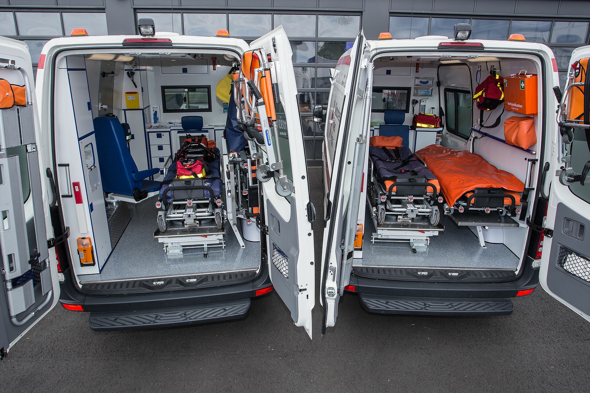 DRK Mittelhessen – Ausstattung moderner Einsatzfahrzeuge im Katastrophenschutz Blick in zwei geöffnete DRK-Einsatzfahrzeuge mit Tragen und Notfallausrüstung