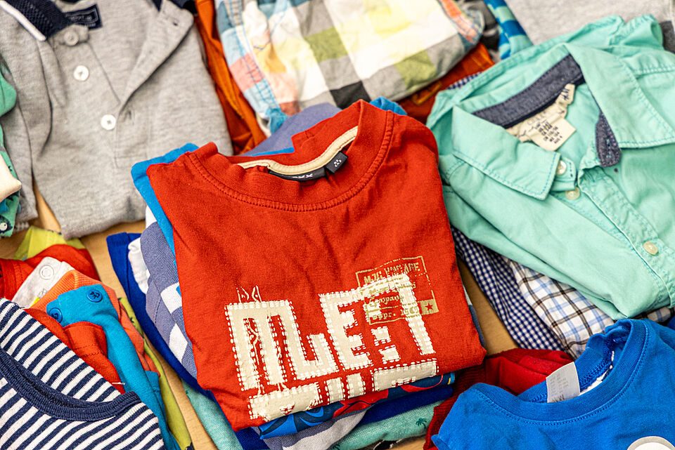 Kinder-T-Shirts im DRK Kleiderladen Bunte Kinder-T-Shirts im DRK Kleiderladen