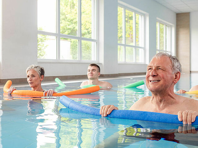 Wassergymnastik beim DRK in Mittelhessen – Sanfte Bewegung im Wasser Teilnehmende bei der Wassergymnastik des DRK Mittelhessen mit Poolnudeln im Bewegungsbecken
