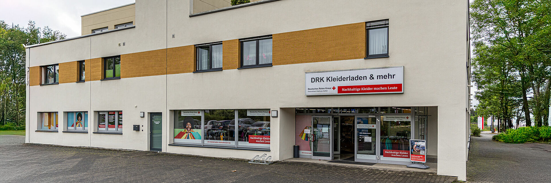 DRK Kleiderladen Stadtallendorf – Secondhand & mehr für die Region Außenansicht des DRK Kleiderladen & mehr in Stadtallendorf mit großem Schaufenster