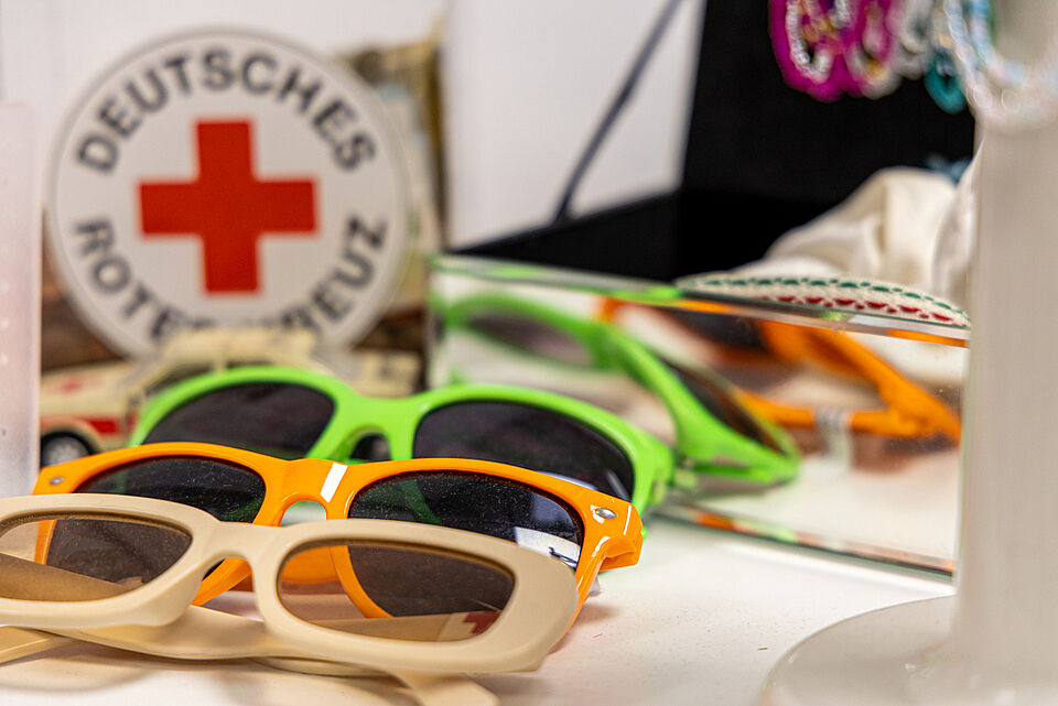 DRK Kleiderladen Marburg – Sonnenbrillen Second-Hand Sonnenbrillen in bunten Farben im DRK Kleiderladen Marburg