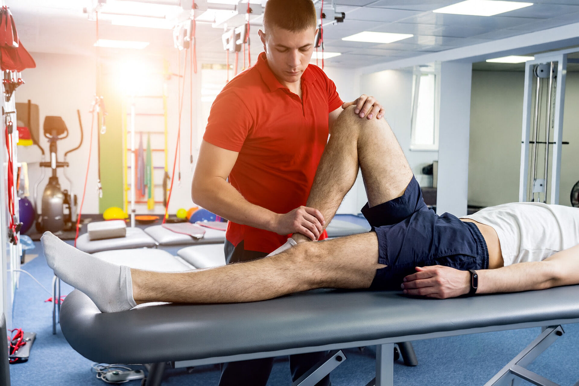 Therapieangebote beim DRK Mittelhessen – individuelle Behandlung und Bewegungstraining Physiotherapeut führt Mobilisationsübung am Bein eines Patienten in moderner Praxis durch