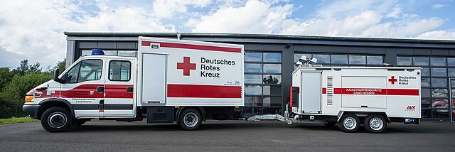 DRK Mittelhessen – Betreuungseinheit im Katastrophenschutz Einsatzfahrzeug und Anhänger der DRK-Betreuungseinheit Hessen vor Fahrzeughalle
