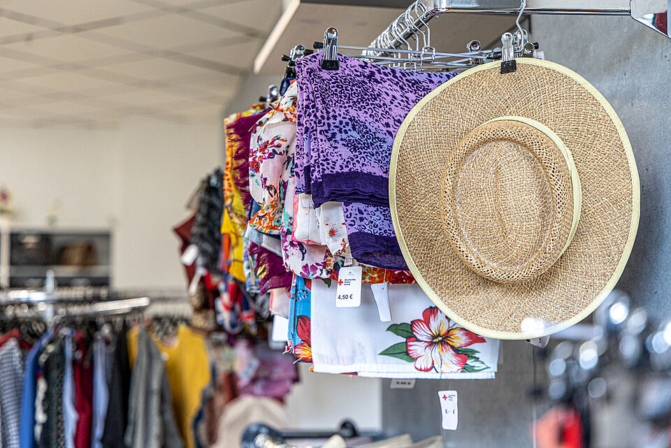 DRK Kleiderladen Marburg – Sommermode & Accessoires Strohhut und Schals im DRK Kleiderladen Marburg