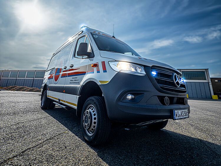Ehrenamtlicher Rettungsdienst beim DRK Mittelhessen – Zivilschutzfahrzeug im Einsatz Zivilschutzfahrzeug des DRK Mittelhessen mit eingeschaltetem Blaulicht auf dem Gelände