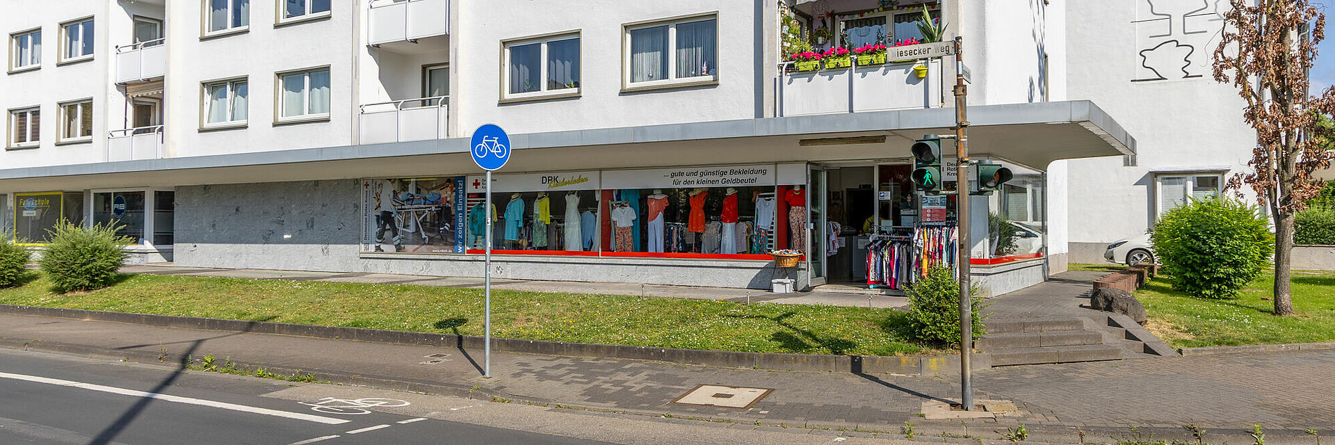 DRK Kleiderladen Gießen – Außenansicht am Wiesecker Weg Außenansicht des DRK Kleiderladens am Wiesecker Weg in Gießen