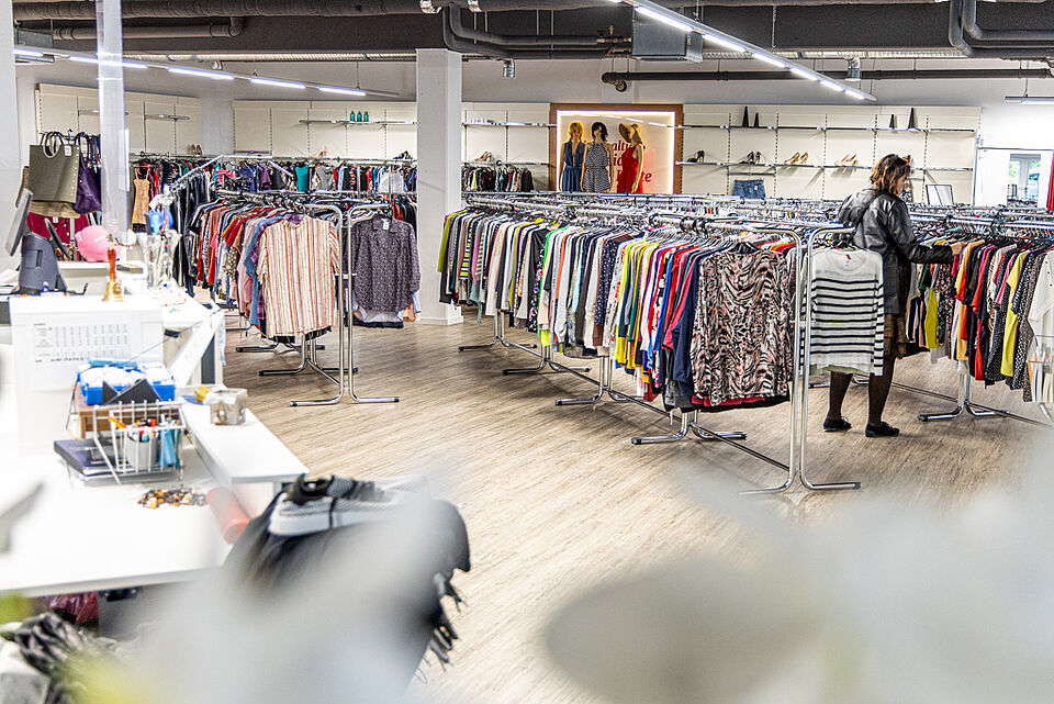 DRK Kleiderladen Stadtallendorf – Verkaufsraum mit Kleidung Blick in den Verkaufsraum des DRK Kleiderladens Stadtallendorf