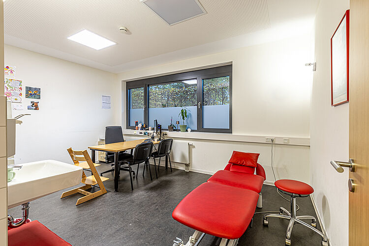 Ergotherapieraum mit roter Liege in Stadtallendorf Behandlungsraum mit roter Therapieliege in der DRK Ergotherapie