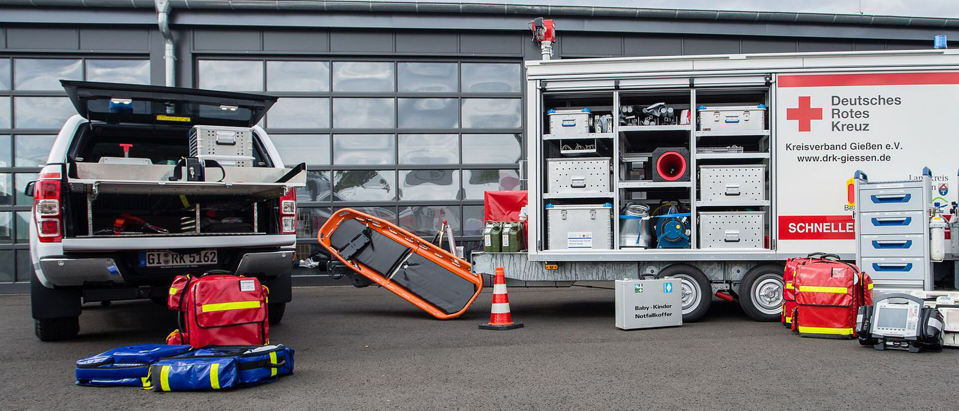 DRK Mittelhessen – Schnelleinsatzgruppe mit Einsatzfahrzeug und Ausrüstung Fahrzeuge und Einsatzmaterial der DRK-Schnelleinsatzgruppe Gießen vor der Wache