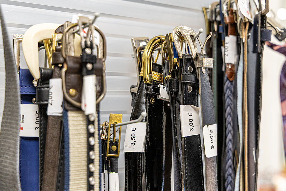 DRK Kleiderladen Marburg – Gürtel und Accessoires Gürtel mit Preisschildern im DRK Kleiderladen Marburg