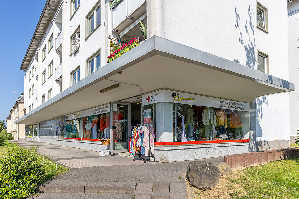 DRK Kleiderladen Gießen – Eingang und Schaufenster Eingang mit Schaufenster des DRK Kleiderladens in Gießen