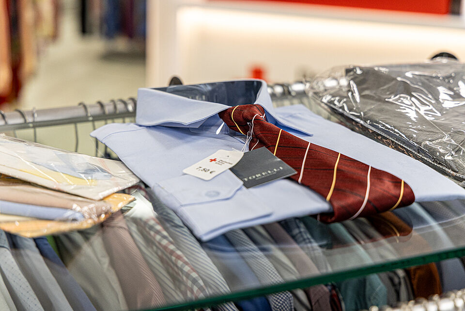 DRK Kleiderladen Marburg – Businessmode Second-Hand Hemd mit Krawatte im DRK Kleiderladen Marburg