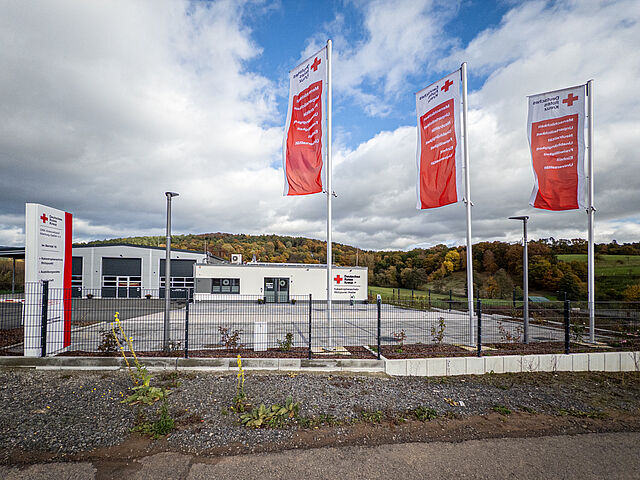 DRK Kursstandort Wetter – Schulungszentrum für Erste Hilfe und Katastrophenschutz DRK-Stützpunkt Wetter bei Nacht mit rot beleuchtetem Gebäude und DRK-Logo