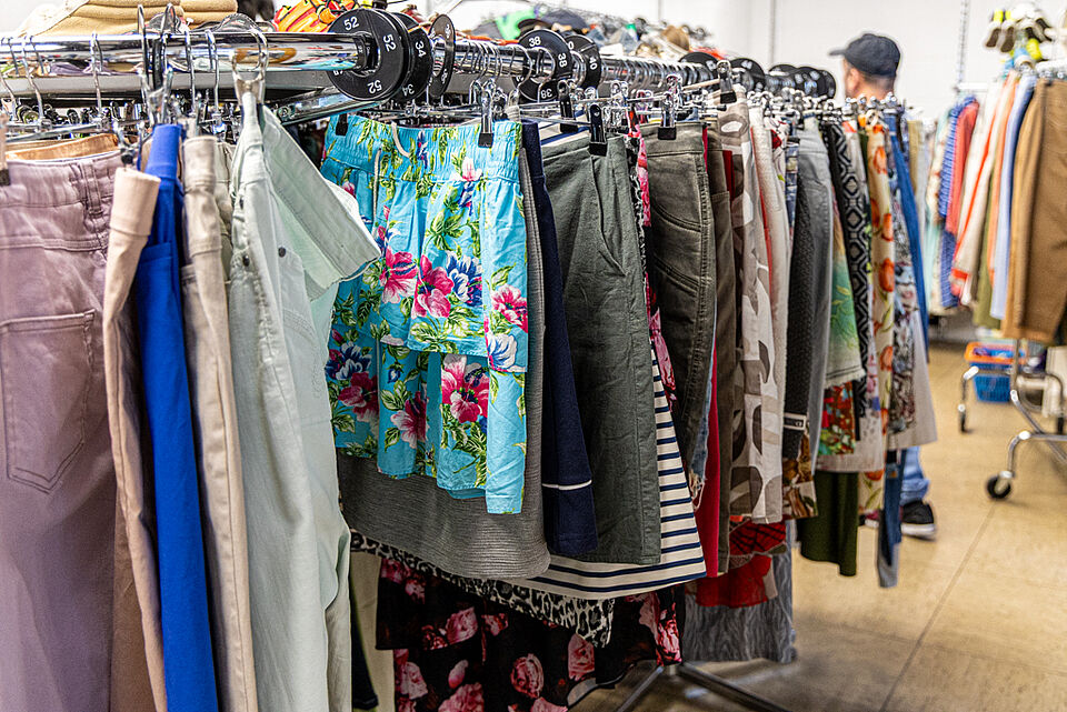 Sommermode im DRK Kleiderladen Gießen Röcke, Shorts und Sommerhosen auf Kleiderstange