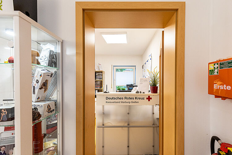 Wartezimmer der DRK Therapiepraxis Alten-Buseck Wartezimmer mit roten Stühlen und Infomaterial