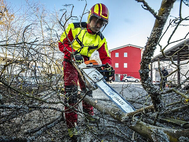 DRK Facility Service Mittelhessen – Erdarbeiten und Landschaftspflege DRK-Mitarbeiter mit Bagger bei Erdarbeiten auf Grünfläche