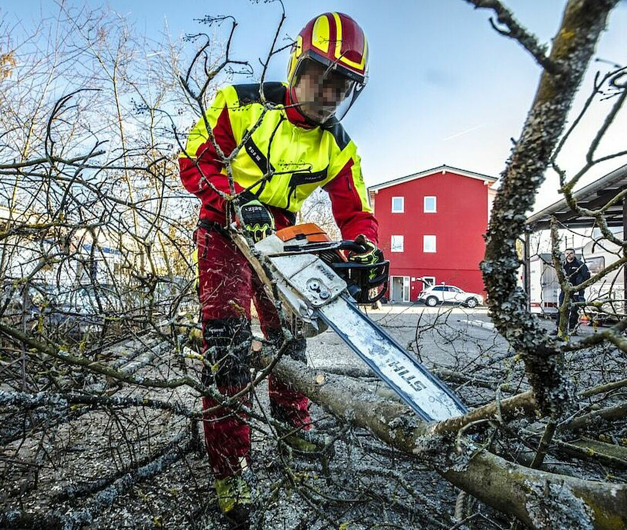 DRK Facility Service Mittelhessen – Erdarbeiten und Landschaftspflege DRK-Mitarbeiter mit Bagger bei Erdarbeiten auf Grünfläche