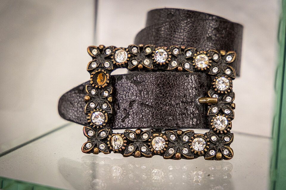 Accessoires im DRK Kleiderladen Lollar Gürtel mit Schmuckschließe im DRK Kleiderladen Lollar