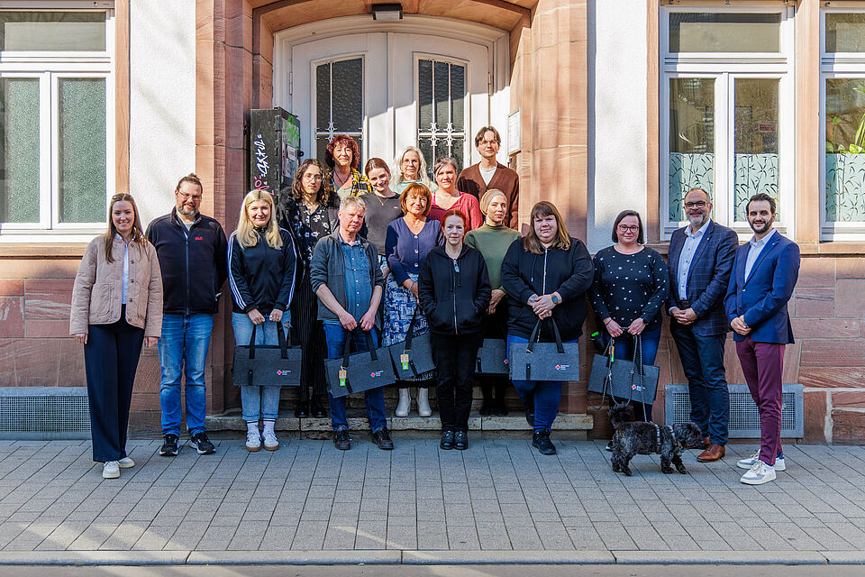 Gruppenfoto der Mitarbeiter im DRK Suchthilfezentrum Gießen Gruppenfoto der Mitarbeiter im DRK Suchthilfezentrum Gießen