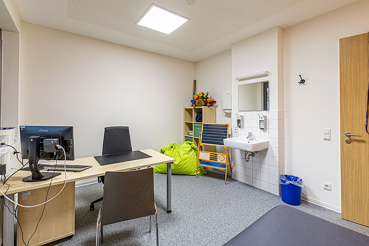 Therapieraum mit Schreibtisch in der DRK Ergotherapie Stadtallendorf Therapieraum mit Arbeitsplatz und bunten Materialien in der DRK Ergotherapie