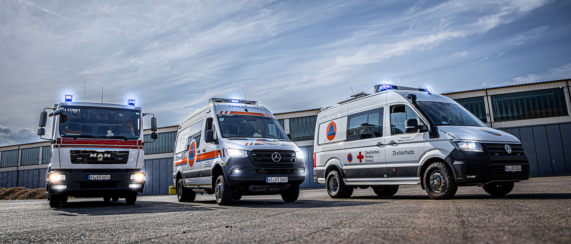 DRK Mittelhessen – Ehrenamt im Rettungsdienst und Katastrophenschutz Einsatzfahrzeuge des DRK Mittelhessen aus Rettungsdienst und Zivilschutz aufgereiht