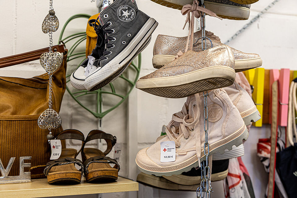 Secondhand-Schuhe und Taschen im DRK Kleiderladen Auswahl an Schuhen und Taschen im DRK Kleiderladen Gießen