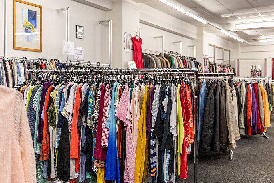 Kleidungsauswahl im DRK Kleiderladen Lollar Kleiderständer mit bunter Mode im DRK Kleiderladen Lollar