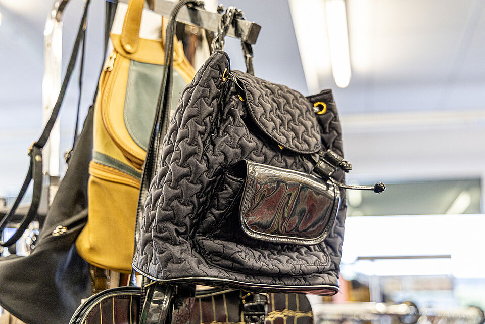 Taschen im DRK Kleiderladen Lollar Schwarzer Rucksack im DRK Kleiderladen Lollar