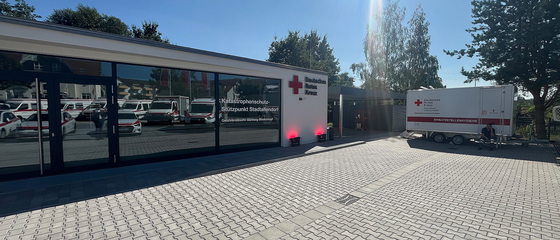 DRK Kursstandort Stadtallendorf – Katastrophenschutz und Erste Hilfe Gebäude des DRK Katastrophenschutz-Stützpunkts Stadtallendorf mit Einsatzfahrzeugen