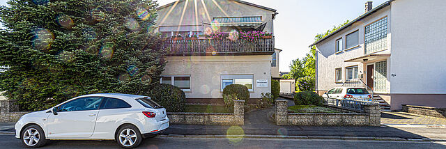 DRK Therapiepraxis Hungen – Physiotherapie im Herzen der Stadt Straßenansicht der DRK Therapiepraxis Hungen mit Gebäude, Eingangsbereich und geparkten Autos