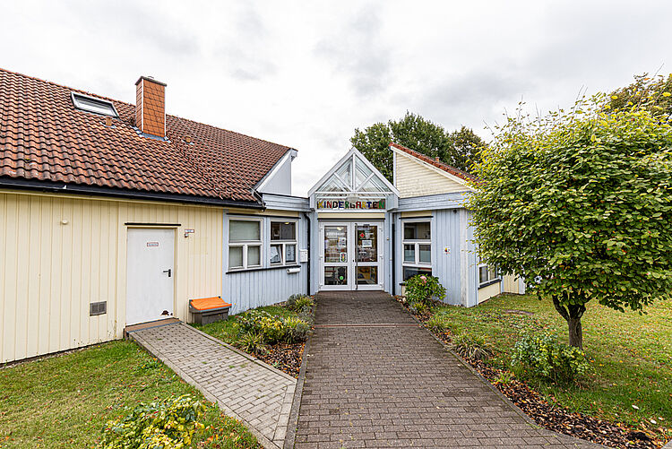 Haupteingang der DRK-Kita Kunterbunt Rabenau-Rüddingshausen Eingang der DRK-Kita Kunterbunt Rabenau-Rüddingshausen mit Weg und Garten
