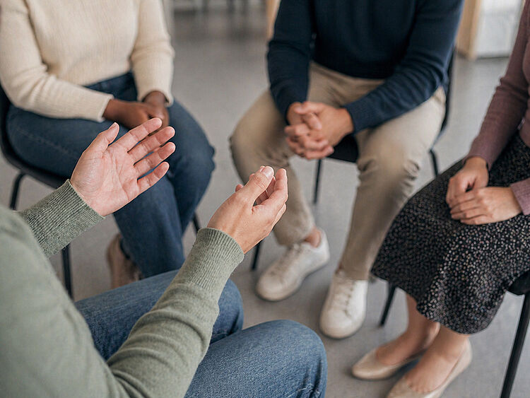 Gruppentherapie im Suchthilfezentrum Mittelhessen Menschen sitzen im Kreis und sprechen in einer Gruppentherapie zur Suchtbewältigung